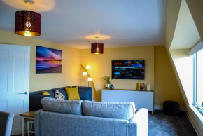 Sky Lounge - Beachfront top floor apartment with stunning veiws